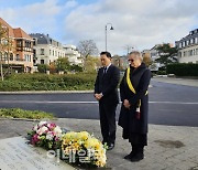 [포토] 한국전쟁 참전기념비 헌화하는 조성명 강남구청장