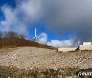 구름위의 땅에 내려앉은 서리