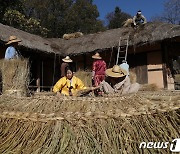 '이엉 잇기 하며 겨울 준비해요'