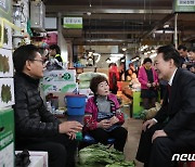 칠성시장 찾은 尹 "상인들 보니 힘 난다"…미나리 사고 '뭉티기' 오찬(종합)