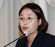 토론하는 고선영 제주연구원 부연구위원