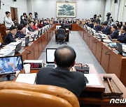 대통령실 국감서 용산 참모 '총선 러시' 놓고 신경전(종합)