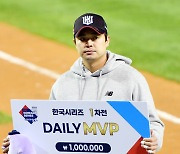 [포토]‘한국시리즈 1차전 MVP 문상철’