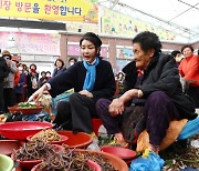 김건희 여사, 전남 순천 전통시장 방문…"서울 가서 홍보 많이 할게요"