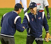 [포토]한국시리즈 1차전 승리 기원 김용수-김동수 시구·시포