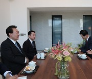 12일 만에 朴 다시 찾은 尹대통령..직접 대구 사저 찾아