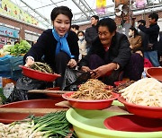 [포토] 순천 전통시장 방문한 김건희 여사