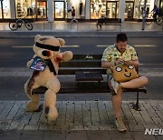 피랍자들 상징하는 눈 가린 곰 인형