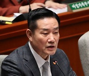 신원식, 예결위 도중 주식거래 메시지 포착…"문자 확인한 것"