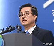 김동연 "일회용품 사용규제 철회는 행정력 낭비"