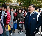 허구연 KBO 총재,'수많은 관중에 안전점검' [사진]