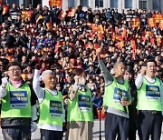 “난도질한 새만금 예산 살려내라”…뿔난 전북도민들 국회의사당 앞에서 상경집회 열어