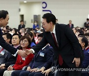 악수하는 윤석열 대통령과 임준택 바르게살기운동 중앙협의회장