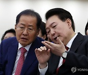 대화나누는 윤석열 대통령과 홍준표 대구 시장