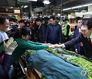 대구 칠성시장에서 방문한 윤석열 대통령