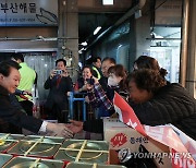 칠성시장 상인들과 인사하는 윤석열 대통령