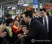 대구시민들과 인사하는 윤석열 대통령