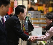 대구 칠성시장 찾은 윤석열 대통령