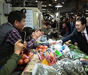 대구 칠성시장 찾은 윤석열 대통령