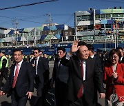 대구 칠성시장 찾은 윤석열 대통령