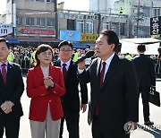 대구 칠성시장 찾은 윤석열 대통령