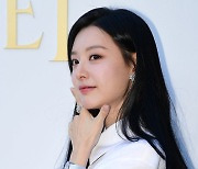 [TEN포토] 김지원 '가을 햇살 맞으며'