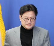 회의 참석하는 홍익표 원내대표