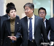 김은혜 홍보수석과 대화하는 김대기 비서실장