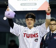 '8회말 역전 투런포' LG 박동원, KS 2차전 MVP 차지