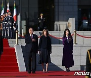 국기에 경례하는 윤 대통령과 김건희 여사