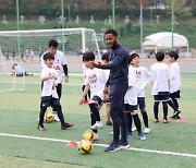 토트넘 코치가 국내에 떴다…AIA생명, 어린이 축구교실 진행