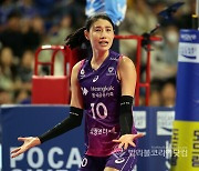 '김연경 25점 환호' 흥국생명, IBK기업은행 3-1 역전승.