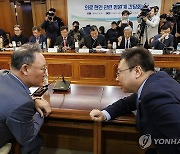 의료 현안 간담회 앞두고 대화하는 복지부 장관과 대통령실 사회수석