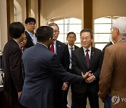 미국 국가우주위원회 사무총장과 환담하는 이종호 장관