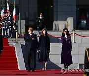 국민의례하는 윤석열 대통령