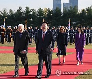 의장대 사열하는 윤석열 대통령과 마타렐라 이탈리아 대통령