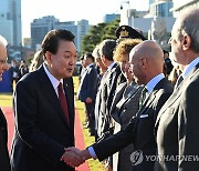 이탈리아 수행원들과 인사하는 윤석열 대통령