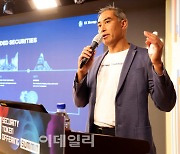 [포토]이데일리 글로벌 STO(Security Token Offering) 써밋에서 발표하는 줄리안 콴 인베스타X 대표