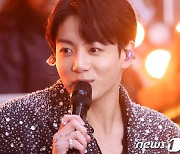 [포토] 록펠러센터서 공연하는 BTS 정국