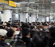 서울 지하철 파업 '퇴근길' 혼잡…"버스 등 대체수단 이용"(종합)