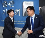 송영길 전 대표와 손 잡은 이준석 전 대표