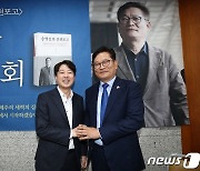 송영길 출판기념회 찾은 이준석