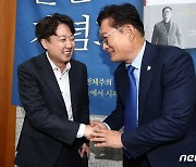 인사 나누는 이준석·송영길