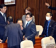 이동관 탄핵안 재추진 공방…민주 "철회 땐 문제없어" 국힘 "보고 땐 일사부재의"(종합)