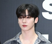 위아이 김요한, '섬섬옥수 브이' [사진]