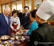 찰스3세, 英 한인타운 첫 방문…尹대통령 만남 전 韓문화 '예습'