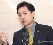 금융위원장, '횡재세' 도입 논의에 "장단 있어 고민…확정 안돼"