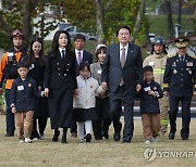 순직 소방관 자녀와 함께 입장하는 윤석열 대통령 내외