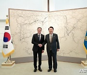 윤대통령 "美와 긴밀히 공조"…블링컨 "韓, 인도·태평양 지역의 핵심"(종합)