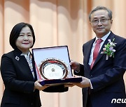 재직기념패 받는 유남석 헌재소장